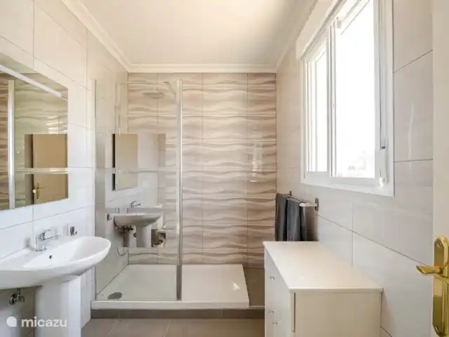 Badkamer 1 van slaapkamer 1.
